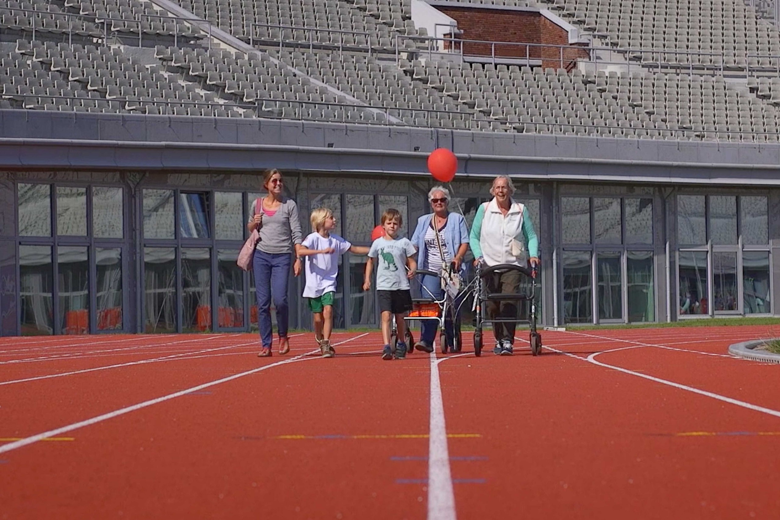 Rollatorloop 2015 in het Olympisch stadion: zelf op de renbaan lopen!