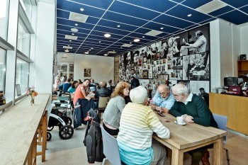 Gaan zitten als u aankomt met rollator