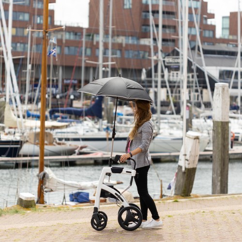 Jonge dame loopt met een Rollz Motion paraplu ter bescherming tegen de zon