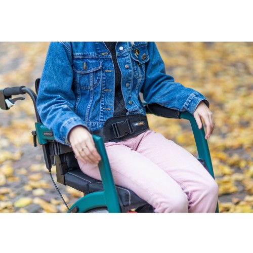 Rollz Motion veiligheidsgordel bevestigd aan de rolstoel