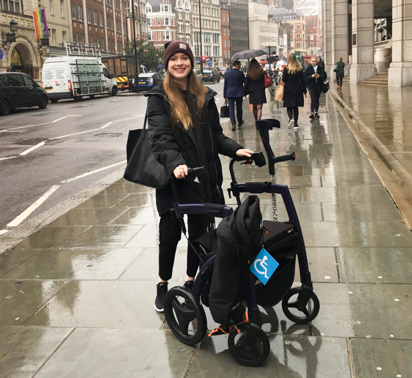 Jonge vrouw loopt met een Rollz Motion rollator in Londen.