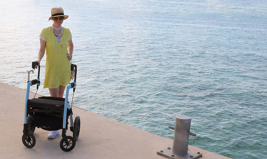 Frau mit Multipler Sklerose genießt einen Ausflug mit einem Rollz Motion 2 in 1 Rollator