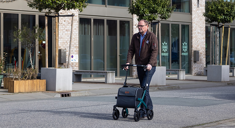 Man walking with the new Rollz Flex 2 rollator in the city